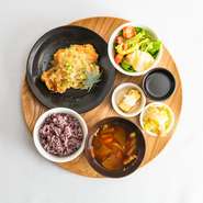 五穀米or白米、豚汁、本日の小鉢、お漬物、お茶、ドリンク