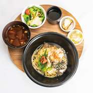 豚汁、本日の小鉢、お漬物、お茶、ドリンク