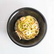 豚汁、本日の小鉢、お漬物、お茶、ドリンク