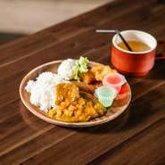 カレー・ハッシュポテト・サラダ・ゼリー・ドリンク