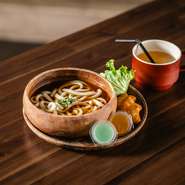 うどん・ハッシュポテト・サラダ・ゼリー・ドリンク