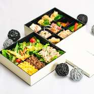 数量限定のランチ。
定番和のおかず9品ご飯2種+味噌豆腐サラダ+豚汁+お茶+ドリンク