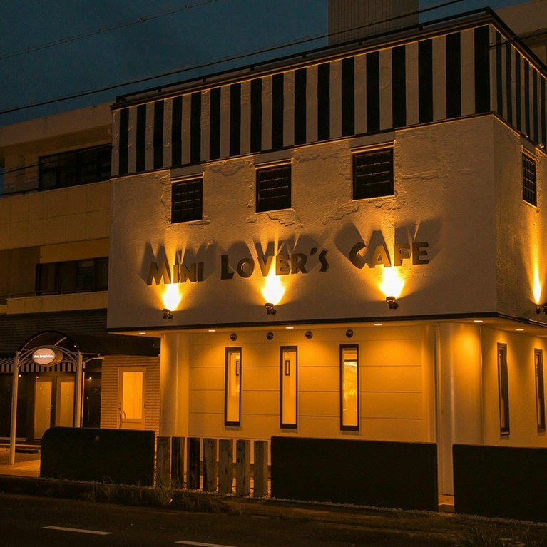 白と黒基調のモノトーンおしゃれカフェ