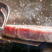 神戸牛や黒毛和牛など選りすぐりの牛肉を、素晴らしい鉄板焼パフォーマンスと一緒に堪能できます。他にもロブスターや黒あわびなど高級な食材が勢揃い。