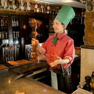 思わず見惚れてしまうような華麗なナイフ捌きやあっと驚く演出を目の前で満喫。絶妙な火入れ加減で焼き上げていく『ステーキ』を味わいながら、いつまでも心に残る楽しく充実したひと時を過ごせます。