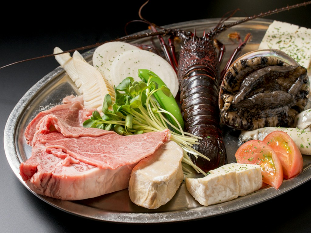 選りすぐりの食材を素晴らしいパフォーマンスと共に堪能できる『料理長おまかせ　Aコース』