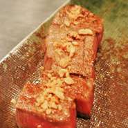 コースには『温野菜』や『シャカピラフ』などおすすめの一品料理がセット。高級な黒アワビを丸ごと味わうことができる充実の内容です。