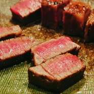 匠の技でお肉の旨みをしっかりと凝縮。華麗なパフォーマンスが、より一層の美味しさを引き出し、楽しい時間を演出してくれます。（100g）