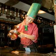 美味しさはもちろん、目で楽しみながら味わっていただける鉄板焼が【SHAKA】の自慢の一品。鮮やかに料理ができ上がっていく様子を、間近に感じながらお楽しみいただけます。