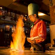 炎があがるダイナミックな様子やナイフ捌きなど、パフォーマンスを笑顔で楽しんでいただけることを大切にしています。肩肘を張らずに、心が温まるひと時を過ごしていただければ幸いです。