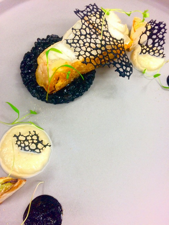 島根県産クエのポワレ　イカ墨のリゾット　遠山蕪のピューレ