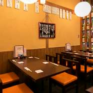 内装もテーブルも木をふんだんに使い、温かい雰囲気の店内。お一人でも、家族との食事にも最適です。ゆったりと食事ができる、落ち着いた居心地の良い空間となっています。