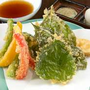 その時期の旬な野菜をサクサク天ぷらに。店頭でよく見かける馴染みの野菜から珍しい野菜まで、種類豊富に盛られた、季節の味わいを楽しめる嬉しい一品です。