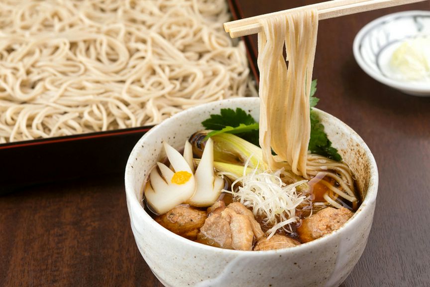 店内で丁寧に仕込んだ、鴨つくねのつけ汁を存分に味わう『名物　鴨つくねせいろ』