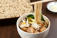 店内で丁寧に仕込んだ、鴨つくねのつけ汁を存分に味わう『名物　鴨つくねせいろ』
