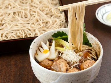 店内で丁寧に仕込んだ、鴨つくねのつけ汁を存分に味わう『名物　鴨つくねせいろ』