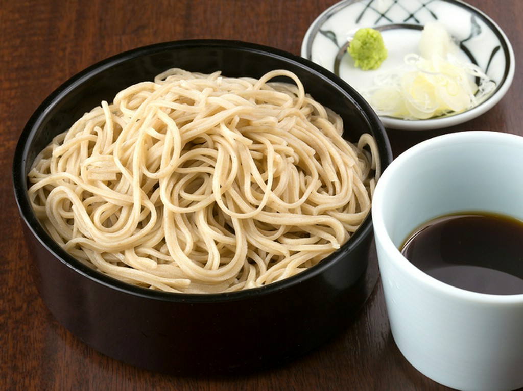 温かいものから冷たいものまで豊富なメニューが揃う「そば」