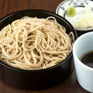 そば粉は全て北海道の契約農家によるキタワセ種を使用し、その日の気候に合わせて毎日打っています。江戸切二八ならではの喉越しをお楽しみください。飲みの〆に丁度良い、少な目のもりそばもおすすめです。
