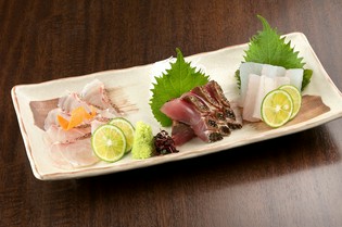 そばの美味しさがより際立つ出汁と素材を活かした一品料理
