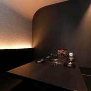 店内には個室が多数あり、プライベートな空間でゆっくり食事ができるのが嬉しいポイント。接待やデート、グループでの食事会など、シーンに合わせて幅広く利用できます。