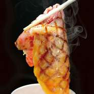 大きくカットされた柔らかく上質な飛騨牛。さっと炙って濃厚な卵にくぐらせてお召し上がりください。
濃厚で柔らかな旨味が口全体に広がり、飛騨牛の美味しさを存分に楽しめる逸品です。ファンも多数！