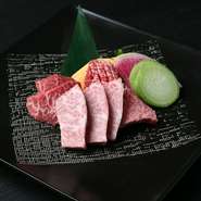 その日に一番良い状態で入荷した飛騨牛の「いいところ」を3種盛り付けた贅沢な逸品。同じ牛肉でも部位によって特徴が違うもの。3種をじっくり食べ比べてみては。