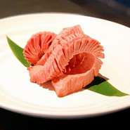 国産牛のタンを用意することがまず困難である上に、質の良いものを厳選し、芯の部分だけを厚切りにしたタンはなかなかお目にかかれない絶品メニュー。塊での仕入れができるからこその商品でしょう。