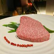 脂の旨味を存分に堪能できる贅沢な部位
ステーキ200g程度9350円（税込）