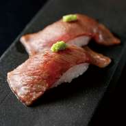 飛騨牛の旨味が凝縮した炙り寿司。新鮮で上質な飛騨牛だからこその贅沢な旨味をお愉しみください。

飛騨牛炙り寿司　1貫 440円（税込）
飛騨牛上炙り寿司 1貫 970円（税込）