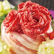 お誕生日に記念日、歓送迎会におすすめ！宇佐店限定の飛騨牛お祝いブーケ。飛騨牛を贅沢に薔薇のブーケのように表現された絶品な一皿。想い出になること間違いなし。