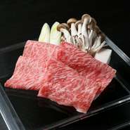 厳選した「飛騨牛ロース」を自慢の割り下にくぐらせ、毎朝届く新鮮な「卵」をつけて召し上がっていただきます。素材の味がダイレクトに伝わる、当店の人気メニューの一つです。