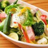 店で一番人気の、「温野菜のシーザーサラダ」は旬の野菜をふんだんに使った料理人自慢の一品です。幅広い年齢層に人気があり、その時期ならではの新鮮な野菜を堪能できます。