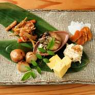 料理人のセンスが際立つ「おばんざい」。メインとなる素材は、その季節や時期に一番美味しく新鮮な食材を使用しています。繊細な味付けで、自慢の日本酒が進みます。※お皿中央の牡蠣は時期により変更がございます。
