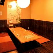 日本料理にふさわしい雰囲気ののれんをくぐると、落ち着いたカウンター席とお座敷がお目見え。全ての焼き物は炭火焼のみという料理人のこだわりを感じられます。ゆったりと楽しめる空間で心ゆくまでお楽しみください