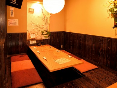 こだわりの落ち着いた空間で、ゆったりと炭火焼を楽しみください