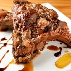 厳選した肉とソースにこだわった『スペアリブ』