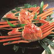 「ずわいがに」や城崎から直送された「活松葉がに」を、かにすき・お造り・甲羅揚げを始めとした、さまざまな調理法で楽しめます。ふっくらとした食感と甘みが魅力の“かに料理”を堪能しましょう。