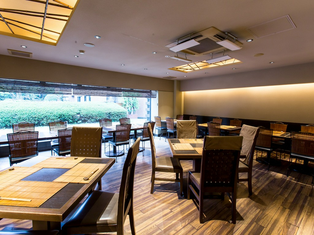 庭園を眺めて過ごすゆったりとした時間