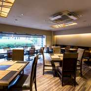和風でモダンな雰囲気が漂う店内――。大きな窓から庭園を眺めながら、心ゆくまでお食事と会話を楽しめるお店です。家族や夫婦など、親しい方とゆったり過ごしたい時におすすめします。
