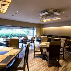 庭園を眺めて過ごすゆったりとした時間