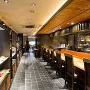 全9席あるカウンターからは、料理人の姿が見えるようになっています。美味しいお食事とお酒はもちろん、気持ちのいい笑顔も【西村屋　和楽】の魅力。ひとりで気ままに過ごせる、つい足を運びたくなるお店です。