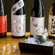 “昼は茶寮、宵は一献”というコンセプトの通り、お料理と相性の良い日本酒が取り揃えられています。旬の和食によく合う日本酒と共に、優雅なディナータイムを満喫しましょう。