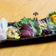 旬の鮮魚をお造りで頂きます。毎朝、南淡路から直接仕入れた魚介類を使用しているので、鮮度が違います。季節によって内容が変わるのも魅力のひとつ。朝獲れの新鮮な海の幸を楽しみましょう。