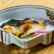 3種類の味噌を独自にブレンドし、2～3日じっくりと漬け込み焼き上げた逸品です。脂の乗った銀鱈は、西京味噌と相性抜群。ふんわりと甘みのある味わいが特徴で、ご飯にもお酒にもよく合います。