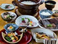 前菜、煮物、お造り、主菜:「今月の主菜」よりお選び下さい、朴葉味噌、紫香楽釜御飯、香の物、汁物、デザート