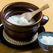 紫香楽釜で30分かけて炊いたご飯は、1粒1粒のお米が立って、ふっくらとした仕上がり。炊きたてのお米をお茶碗によそって頂きましょう。白米だけでなく、鯛・筍・蟹など季節の炊き込みご飯も楽しめます。