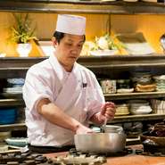 当店はカウンターから料理人の顔が見えるため、笑顔での受け答えを心がけています。お客様には、お腹も心もいっぱいになっていただきたいですね。美味しいお食事と笑顔になる会話をお楽しみください。