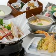 サクッと食感の『かに天ぷら』と、西村屋伝承『かにすき』のコースです。かに爪が入ったボリュームたっぷりの『茶碗蒸し』付き。〆には『かに寿司』を頂きましょう。かに尽くしの贅沢なランチを楽しめます。
