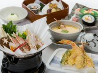 サクッと食感の『かに天ぷら』と、西村屋伝承『かにすき』のコースです。かに爪が入ったボリュームたっぷりの『茶碗蒸し』付き。〆には『かに寿司』を頂きましょう。かに尽くしの贅沢なランチを楽しめます。