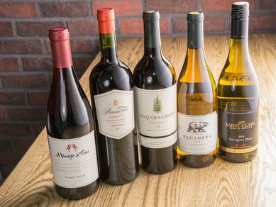 肉との相性抜群、ワインを中心に50種類以上のドリンクを用意